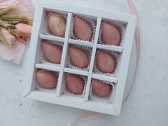 Набор 9 конфет из белого шоколада с малиновой начинкой