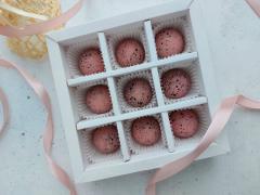 Набор 9 конфет из молочного шоколада с начинкой маракуйя