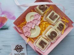 Средний шоколадный набор буквы "люблю" и "8 марта"