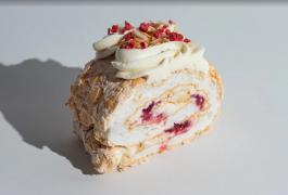 Меренговый рулет клубника-малина