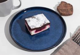 Вишневый брауни с чизкейком