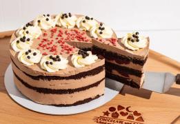 Шоколадный торт с вишней