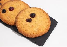 Большие овсяные кукисы с вишней