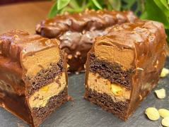 Сникерс в молочной шоколадной глазури с орехами