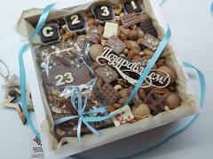 Подарочный набор с орехами и шоколадной плиткой к 23 февраля