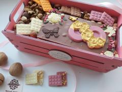 Подарочный набор с орехами и плиткой шоколада к 8 марта