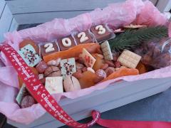 Подарочный набор с орехами и шоколадом к Новому Году