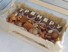 Подарочный набор с орехами и шоколадом тренеру
