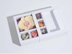 Набор 5 конфет в виде сердца и цветок орхидеи