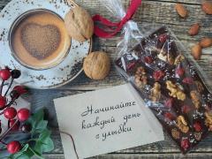 Темный шоколад с ягодами