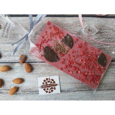 Плитка из руби шоколада с орео и сублимированными ягодами