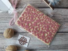 Белый шоколад с сердечками и сублимированными ягодами