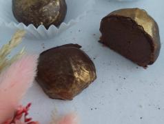 Набор 9 конфет трюфели с соусом бальзамик и сублимированной малиной/клубникой