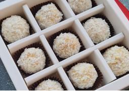 Трюфель с сыром Пармезан и манго-мракуйя на белом шоколаде