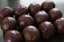 Трюфель с сыром Дор Блю и черной смородиной в темном корпусе