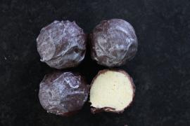 Трюфель с сыром Дор Блю и манго на белом шоколаде