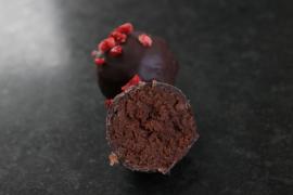 Трюфель с сыром Пармезан и кайенским перцем на темном шоколаде