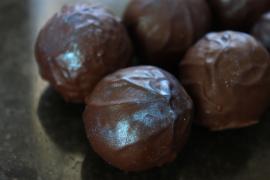 Трюфель темный шоколад с апельсиновой цедрой