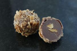 Трюфель с цельным миндалем в вафельной крошке